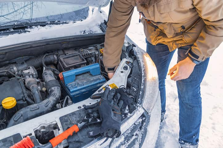 Checking_Car_In_The_Snow_Blog