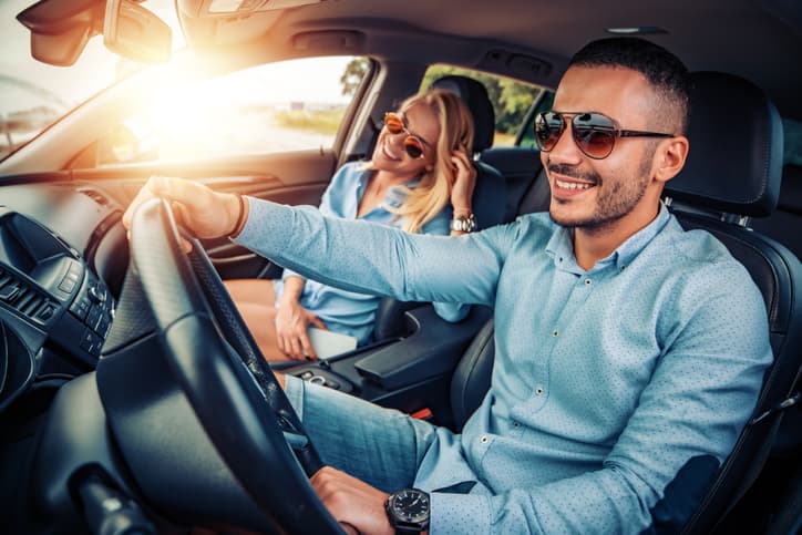 Two_people_in_car