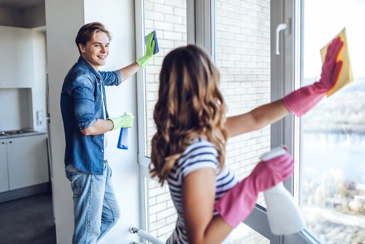 couple-cleaning-house