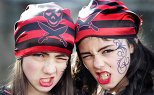 two-girls-dressed-as-pirates