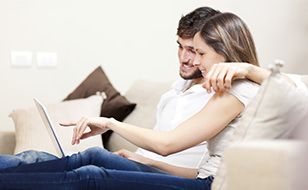 couple-searching-for-insurance-compressor